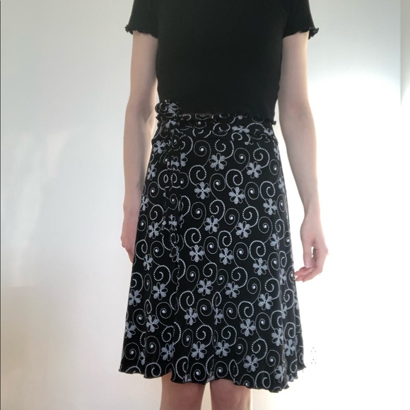 Knee length skirt with flower pattern - Picture 9 of 9